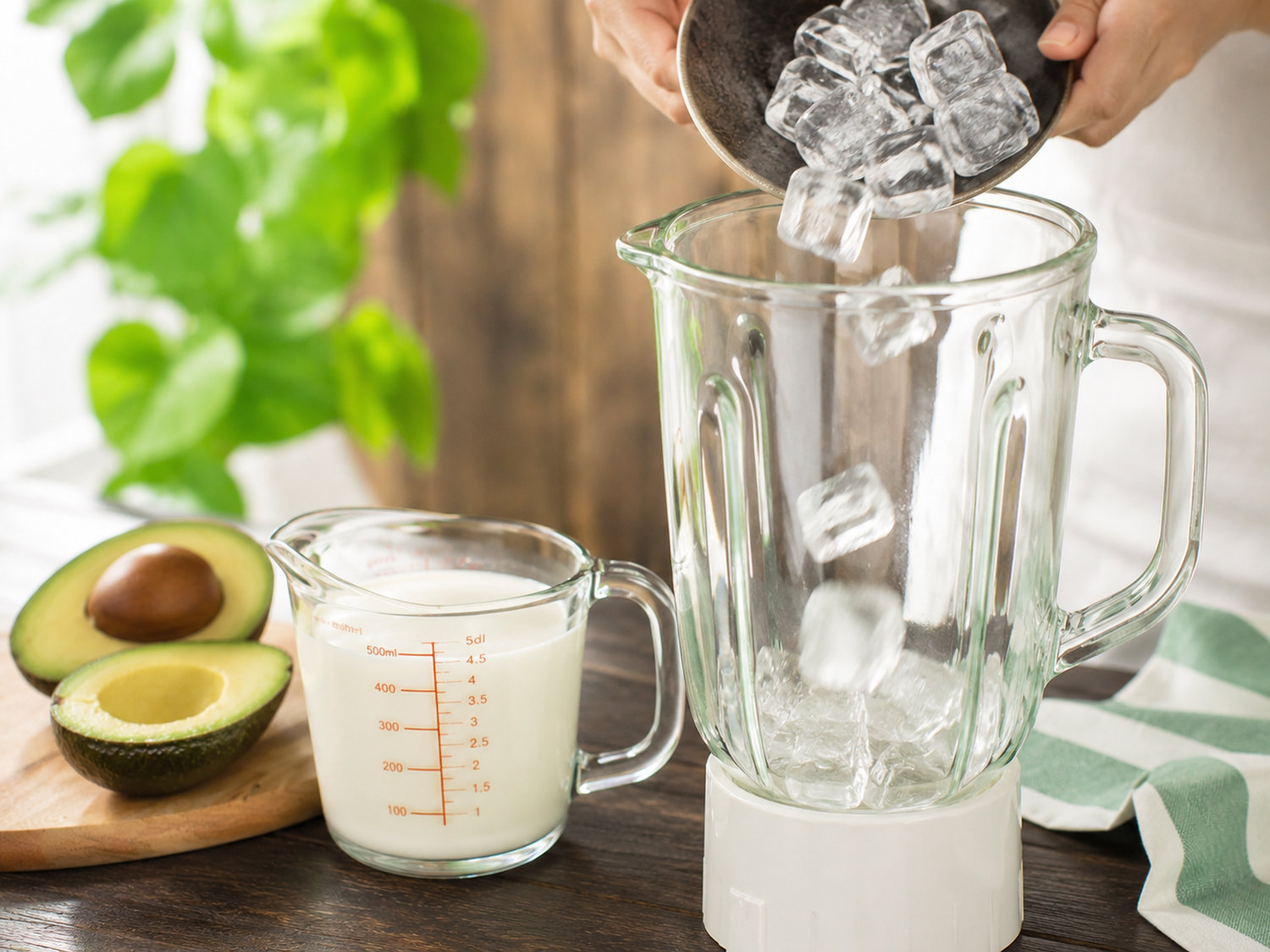 Bước 2 chuẩn bị sữa và đá sinh tố bơ
